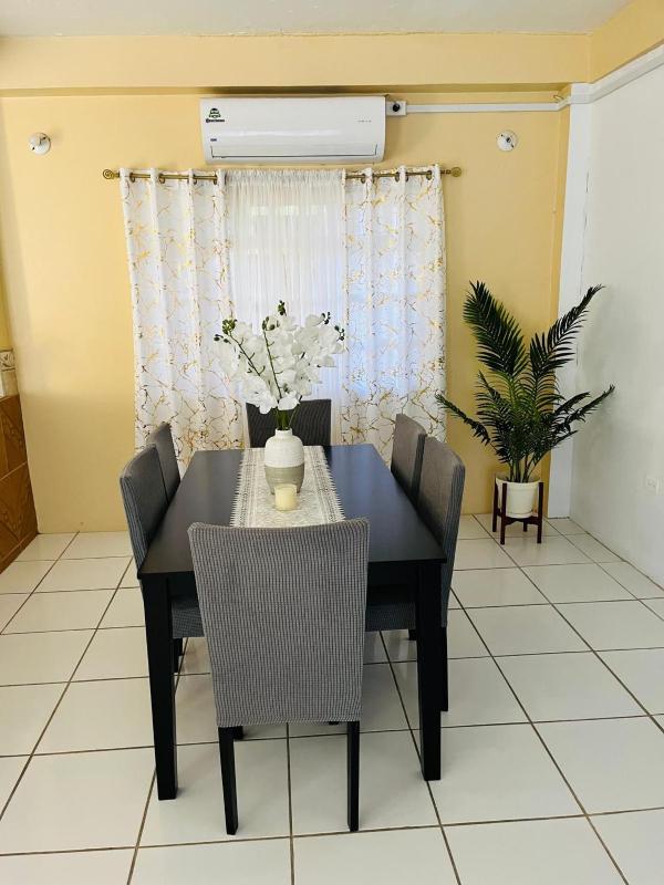 Lyn Tropical Getaway - image 5