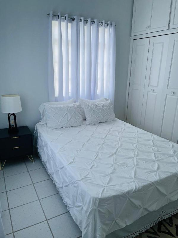 Lyn Tropical Getaway - image 2