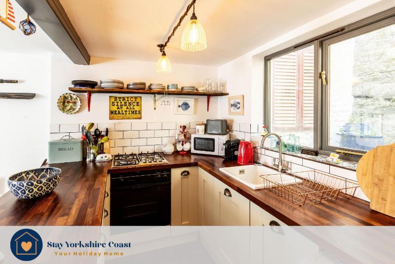 Quaint Fishermans Cottage 2-Bed with Sea Views - image 24