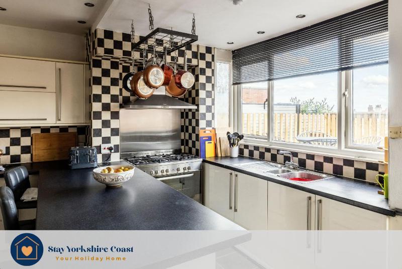 Mid-Century Seascape Home 3-Bed Free Parking - image 39