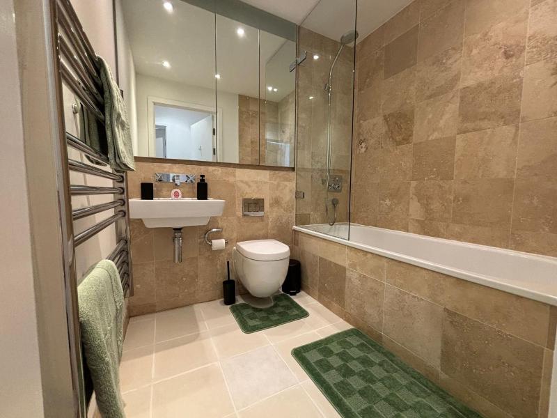B1 Deluxe Suite - image 16