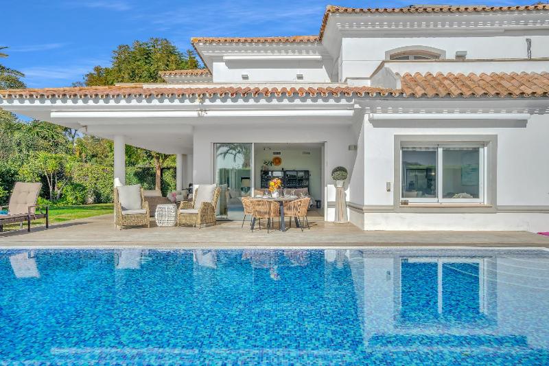 Villa Molly - Elegant Beachside Home by Finest Rentals - image 15