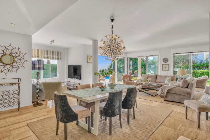 Villa Molly - Elegant Beachside Home by Finest Rentals - image 4