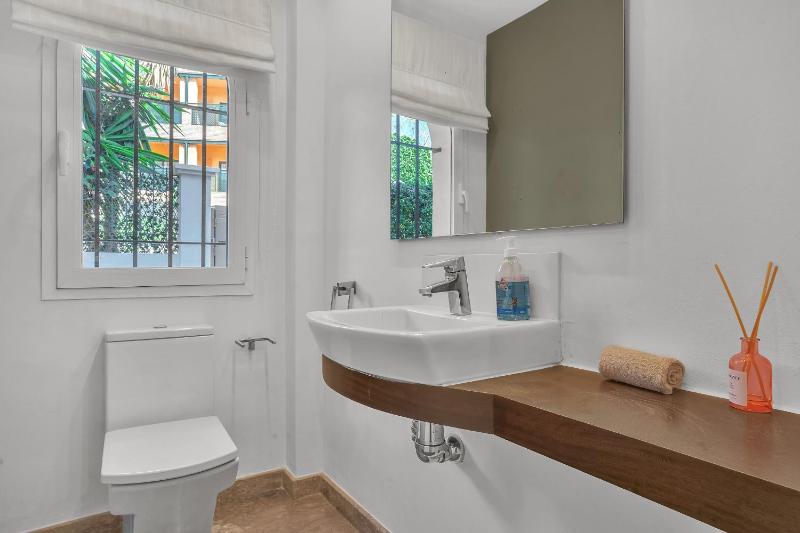 Villa Molly - Elegant Beachside Home by Finest Rentals - image 47