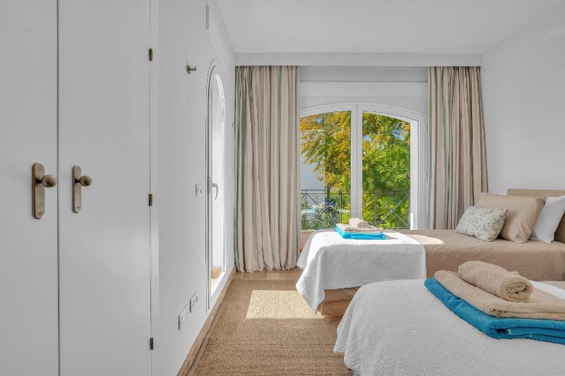 Villa Molly - Elegant Beachside Home by Finest Rentals - image 23