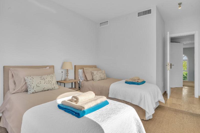 Villa Molly - Elegant Beachside Home by Finest Rentals - image 39