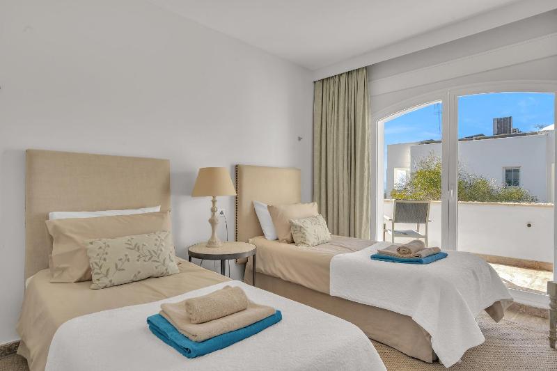 Villa Molly - Elegant Beachside Home by Finest Rentals - image 11