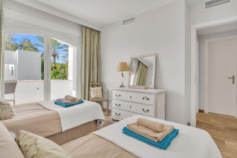 Villa Molly - Elegant Beachside Home by Finest Rentals - image 42
