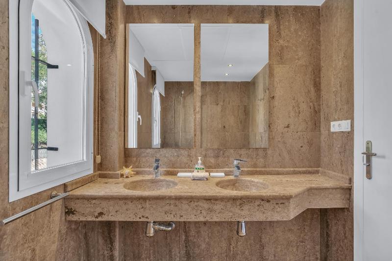 Villa Molly - Elegant Beachside Home by Finest Rentals - image 22
