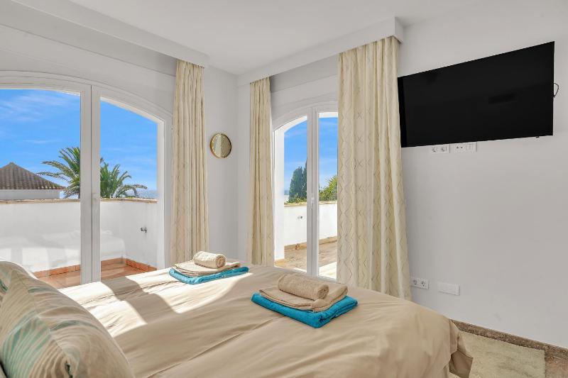 Villa Molly - Elegant Beachside Home by Finest Rentals - image 40