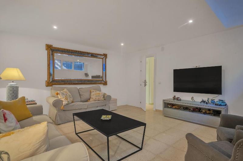 Villa Molly - Elegant Beachside Home by Finest Rentals - image 49