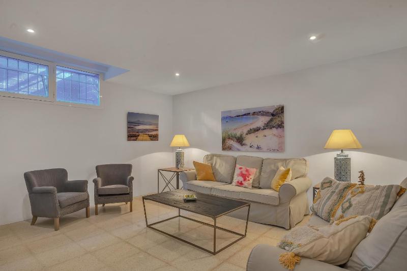 Villa Molly - Elegant Beachside Home by Finest Rentals - image 13