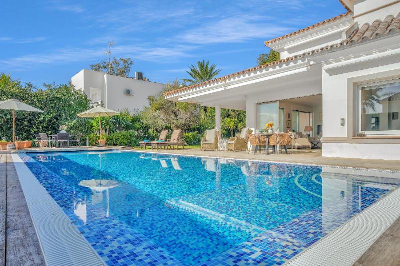 Villa Molly - Elegant Beachside Home by Finest Rentals - image 12