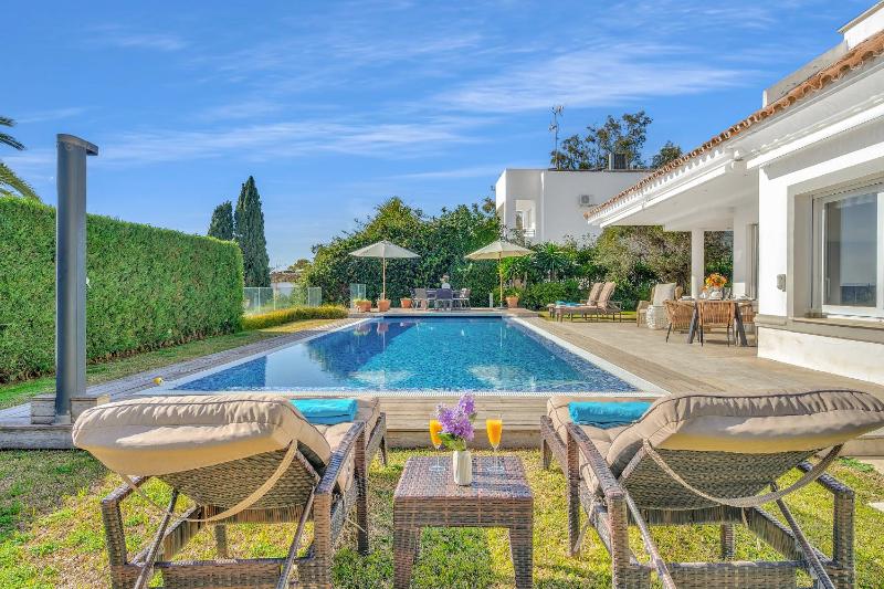 Villa Molly - Elegant Beachside Home by Finest Rentals - image 44