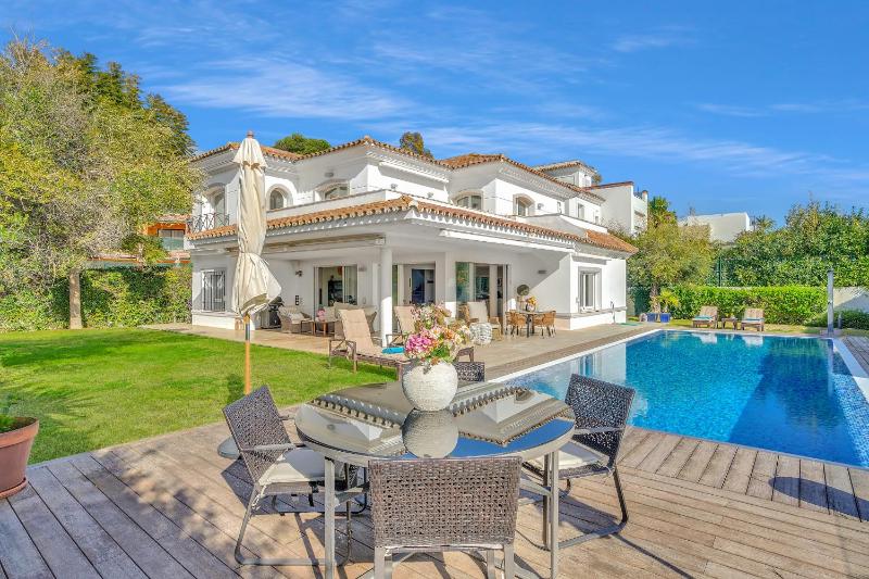 Villa Molly - Elegant Beachside Home by Finest Rentals - image 9