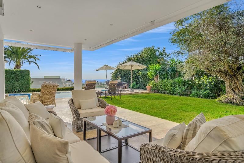 Villa Molly - Elegant Beachside Home by Finest Rentals - image 19