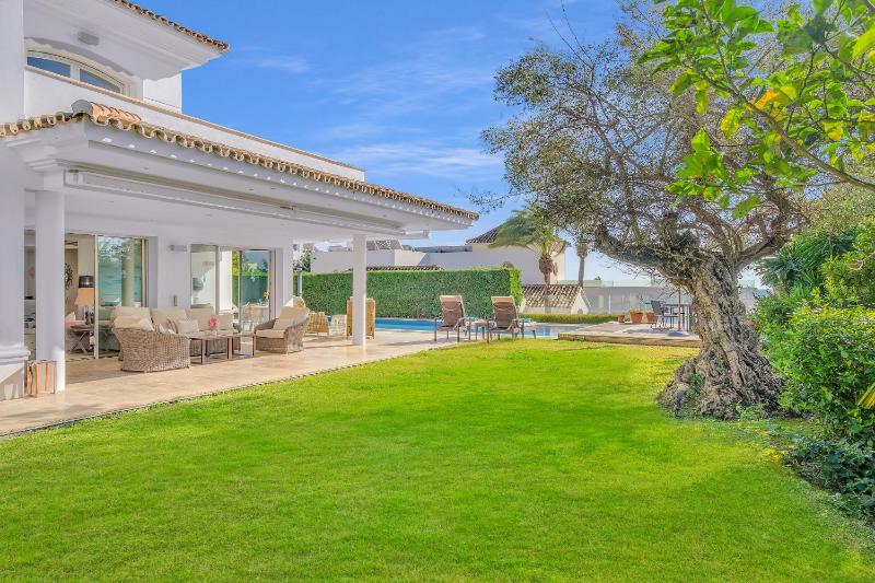 Villa Molly - Elegant Beachside Home by Finest Rentals - image 24