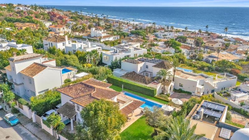 Villa Molly - Elegant Beachside Home by Finest Rentals - image 43