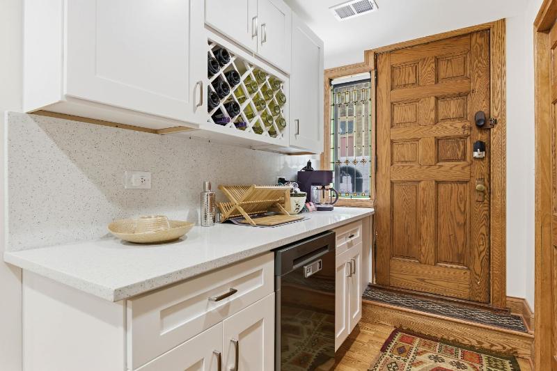 Fully Updated Jr 1 Bed Steps from Lincoln Park condo - image 13