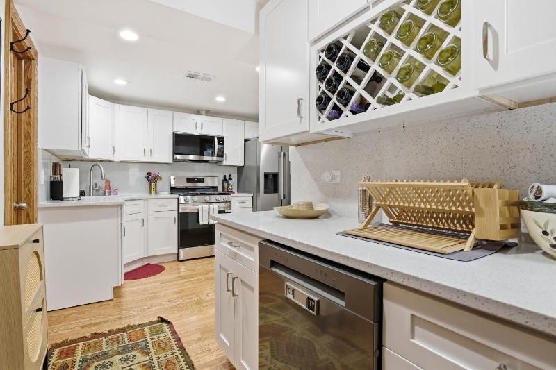 Fully Updated Jr 1 Bed Steps from Lincoln Park condo - image 12