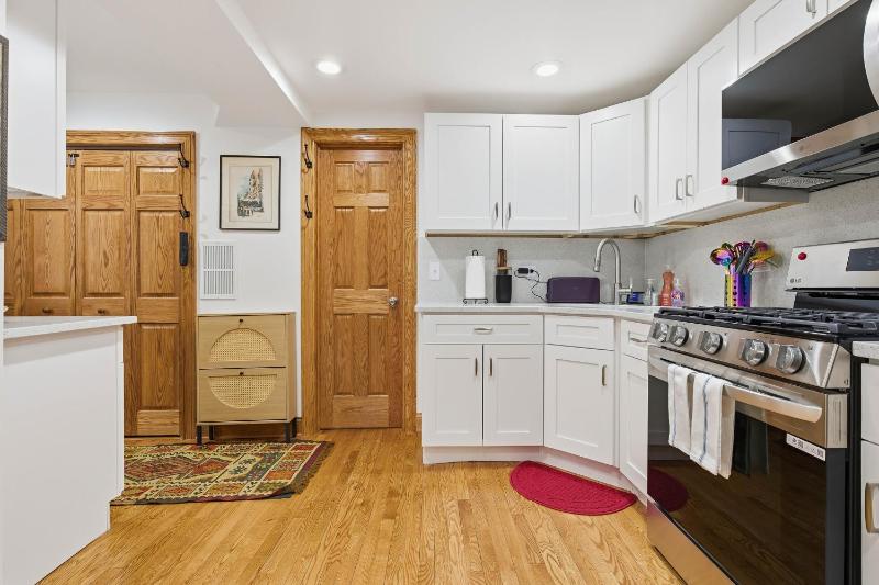 Fully Updated Jr 1 Bed Steps from Lincoln Park condo - image 16