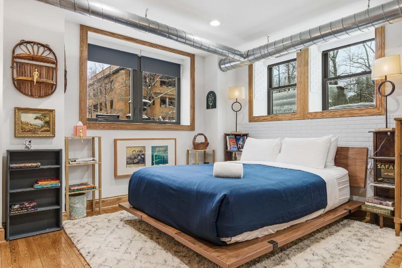 Fully Updated Jr 1 Bed Steps from Lincoln Park condo - image 14