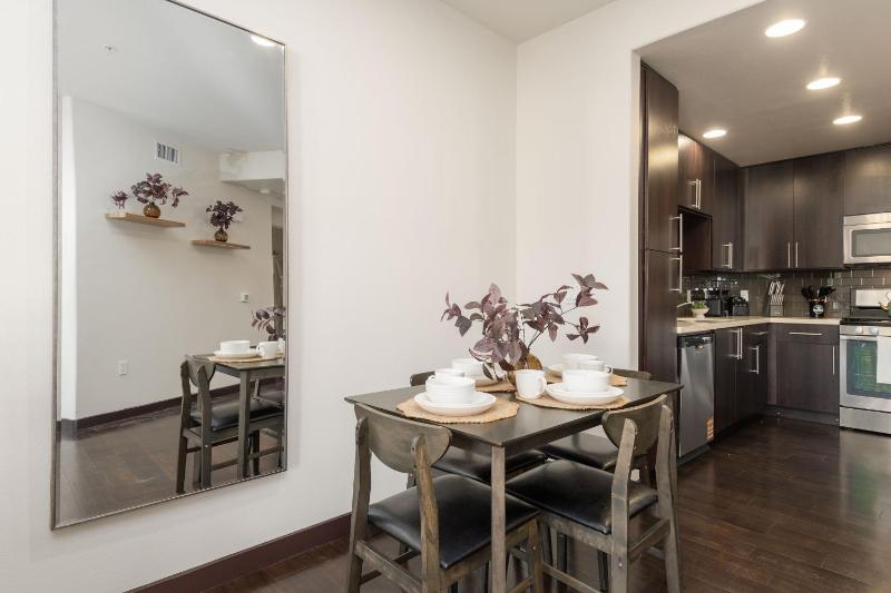 West Hollywood Chic Apartment - image 7