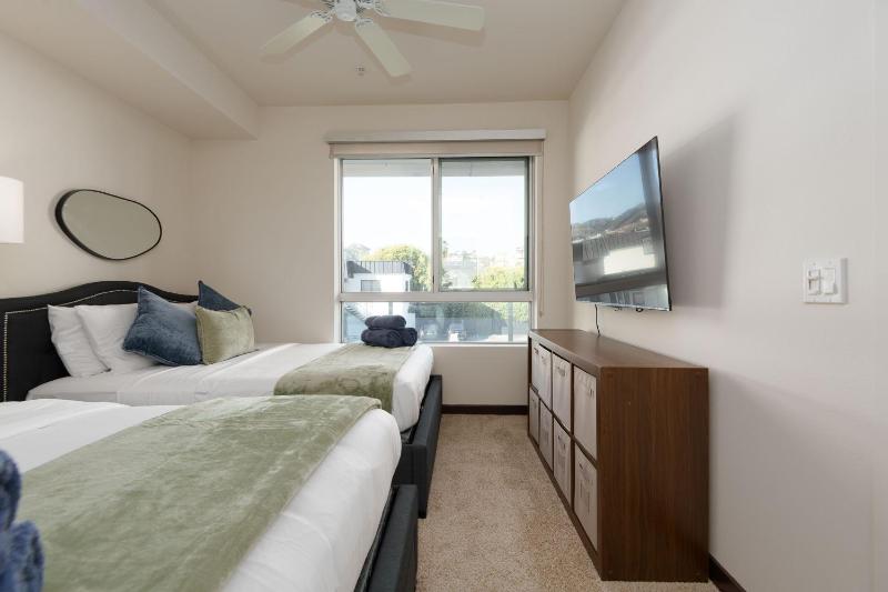 West Hollywood Chic Apartment - image 16