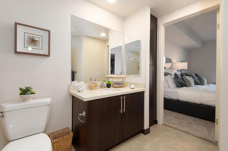West Hollywood Chic Apartment - image 10