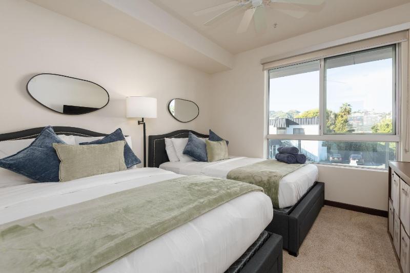 West Hollywood Chic Apartment - image 8