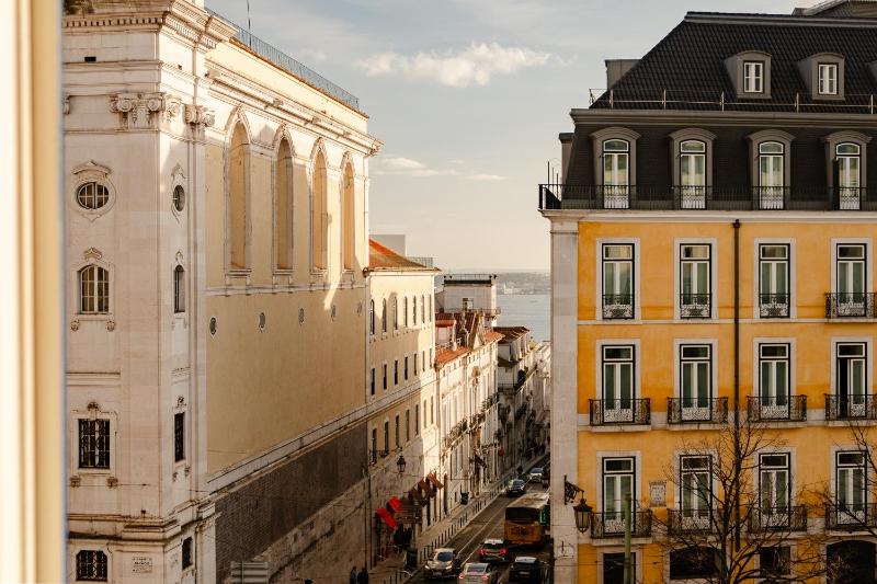 Luxurious Central Lisbon 4BR Apt Sleeps 10 wAC - image 7