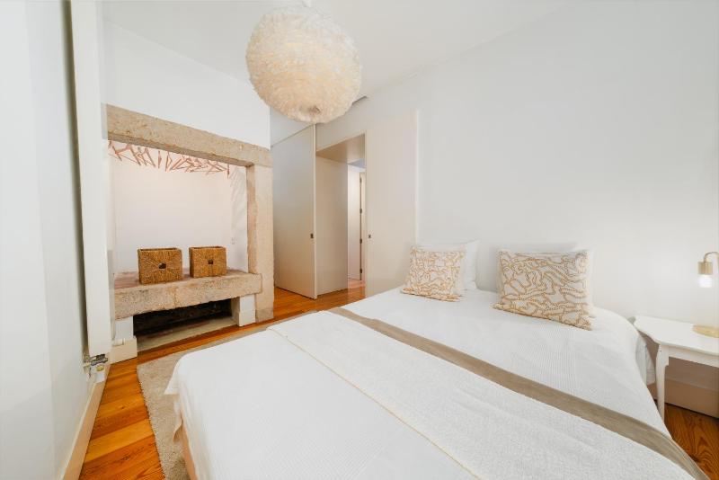 Luxurious Central Lisbon 4BR Apt Sleeps 10 wAC - image 9