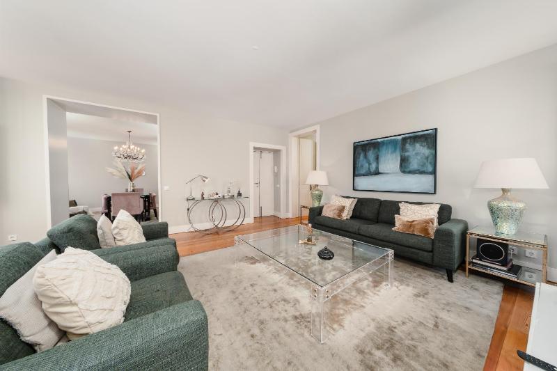 Luxurious Central Lisbon 4BR Apt Sleeps 10 wAC - image 1