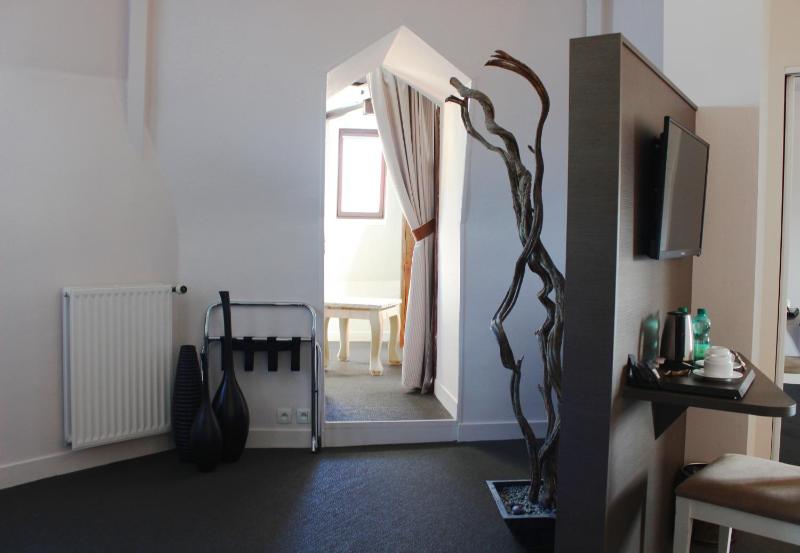Prestige Double Room with Side Sea View  image 3