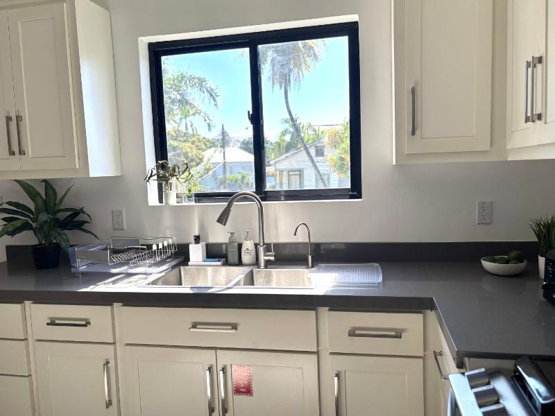 Downtown 1 or 2 Bedroom Stay - Walk to Ferry - image 11