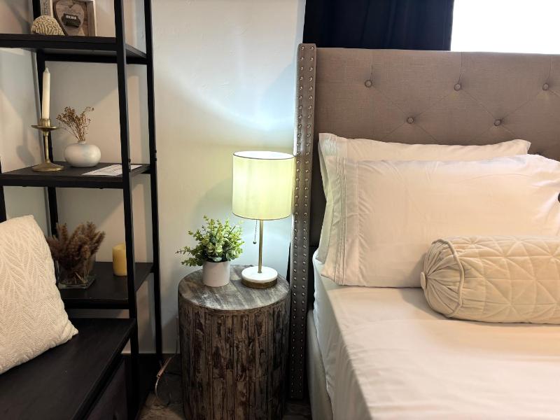 Downtown 1 or 2 Bedroom Stay - Walk to Ferry - image 6