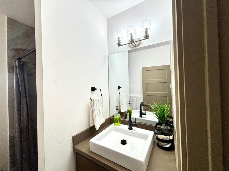 Downtown 1 or 2 Bedroom Stay - Walk to Ferry - image 9