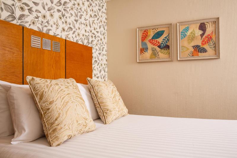 Classic Double Room image 2