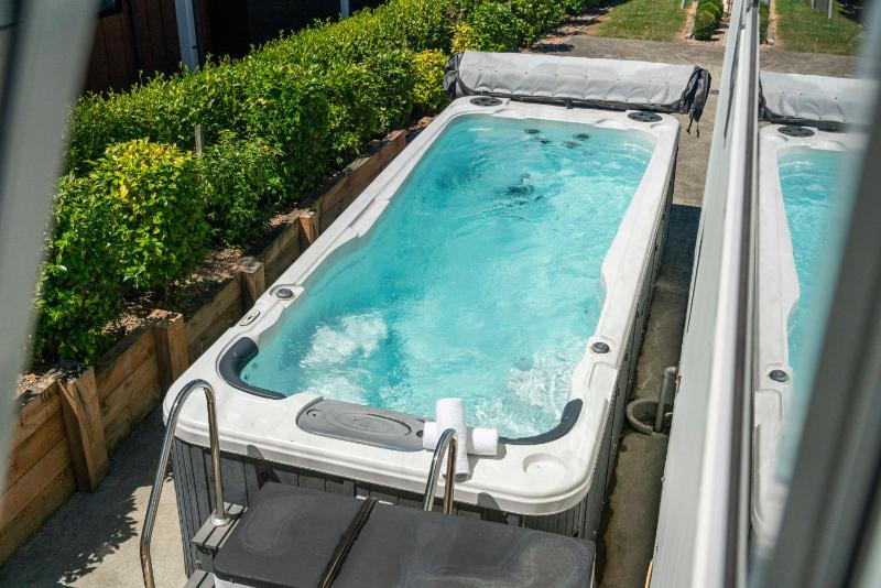 Luxury Retreat amazing swim spa wificentral location - image 1