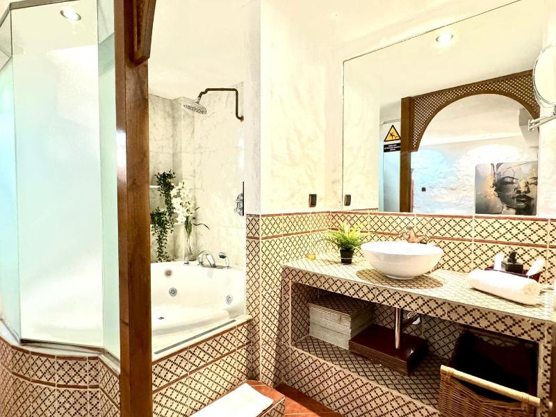 Seasonal Living with Jacuzzi - image 12