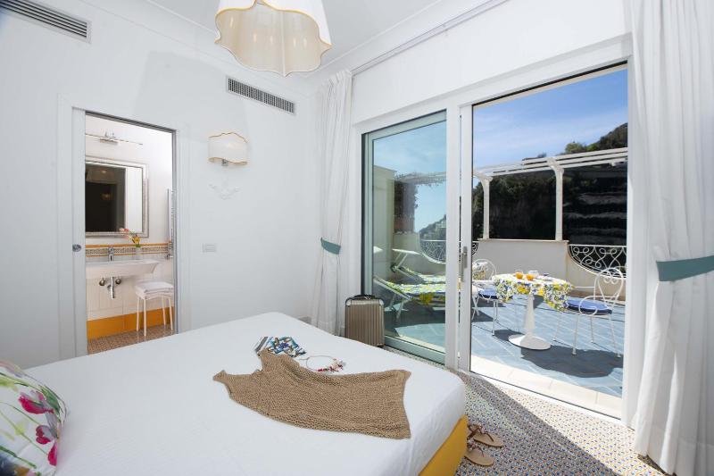 AMORE RENTALS - Villa Costa Incantata - image 37