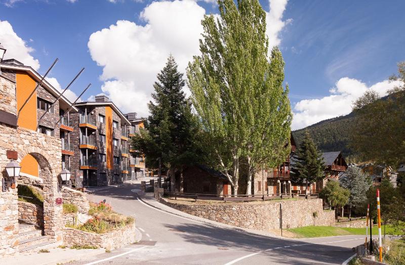 Superior Two Bedroom Apartment with Fireplace for 7 persons. 5 min Walking to Ski Area image 3