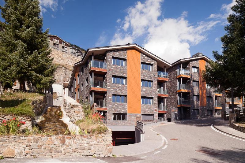 Superior Two Bedroom Apartment with Fireplace for 7 persons. 5 min Walking to Ski Area image 2