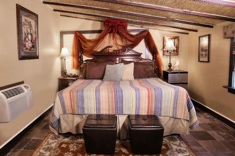 Deluxe King Suite image 3