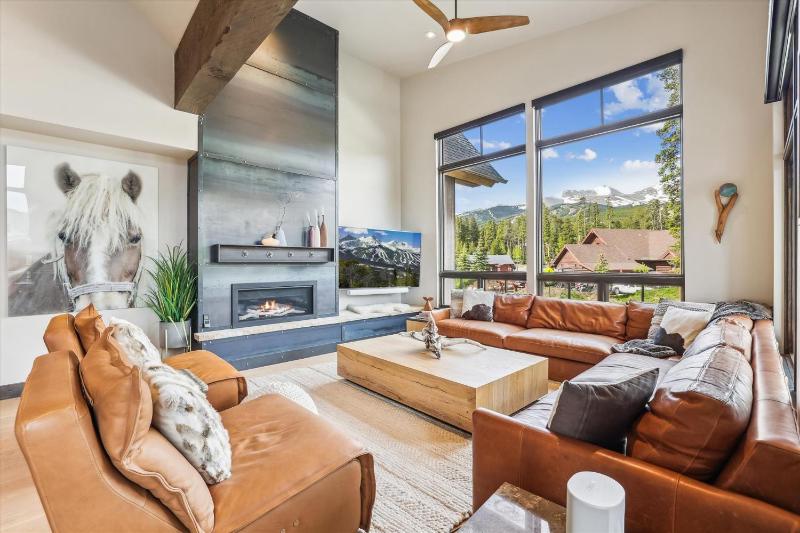Chateau Breck: Luxury Townhome Hot Tub & Fire Pit Five-Peak Views! - image 1