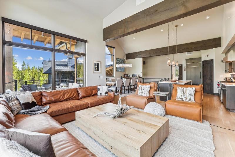 Chateau Breck: Luxury Townhome Hot Tub & Fire Pit Five-Peak Views! - image 16
