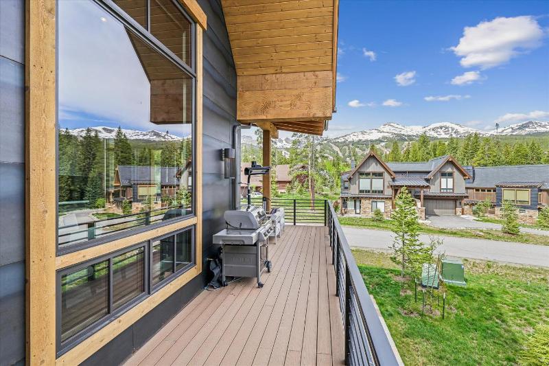 Chateau Breck: Luxury Townhome Hot Tub & Fire Pit Five-Peak Views! - image 11