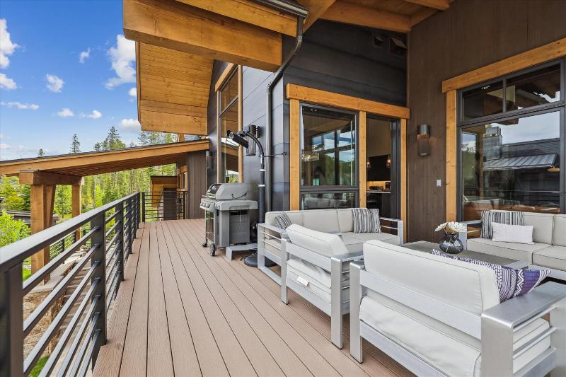 Chateau Breck: Luxury Townhome Hot Tub & Fire Pit Five-Peak Views! - image 26
