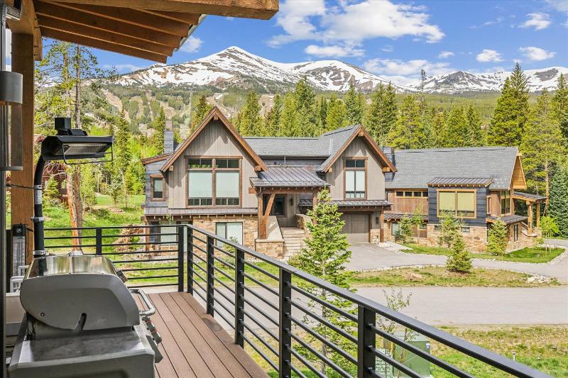 Chateau Breck: Luxury Townhome Hot Tub & Fire Pit Five-Peak Views! - image 13