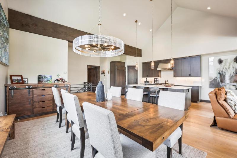 Chateau Breck: Luxury Townhome Hot Tub & Fire Pit Five-Peak Views! - image 25